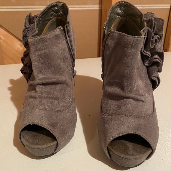 peep-toe booties - Picture 2 of 3